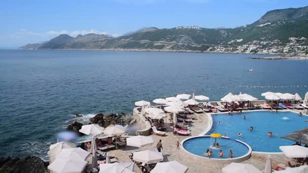 Touristes profiter de la piscine, la mer en arrière-plan — Video