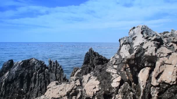 Mira las rocas y el mar, dos disparos — Vídeo de stock