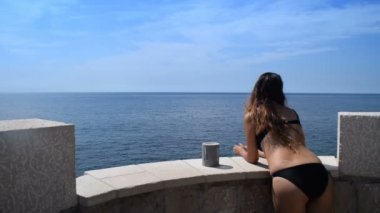 genç kadın balkona çıkan bir bikini açık denizin güzelliği zevk