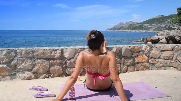 Joven mujer disfruta viendo el mar — Vídeo de stock