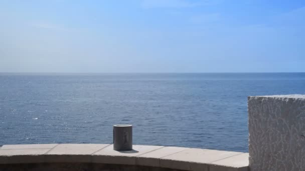 Kubek biały na balkonie, morze w tle — Wideo stockowe