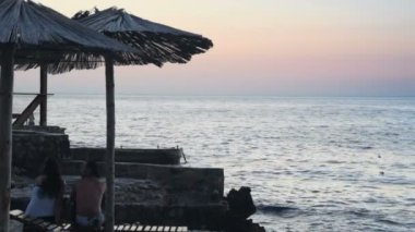 kaç plaj gün batımını izlemek aşk içinde