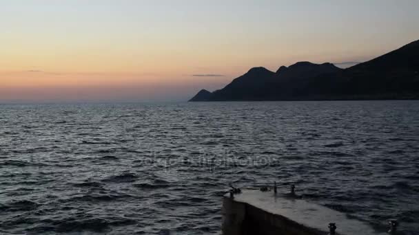 Final del crepúsculo por la costa de la montaña — Vídeos de Stock