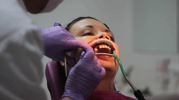 Kız diş eksikliği düzeltir