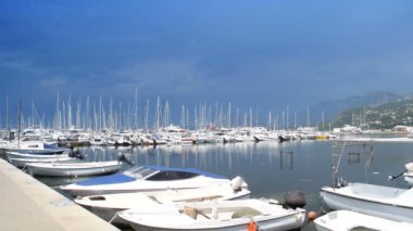 Park edilmiş gemi, tekne, yat limanında