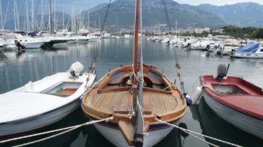 Park edilmiş gemi, tekne, yat limanında