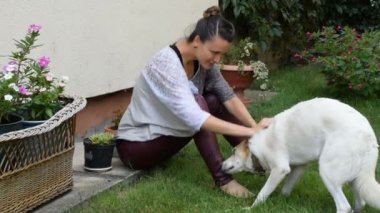 Kız Köpeğini arıyor ve o geliyor