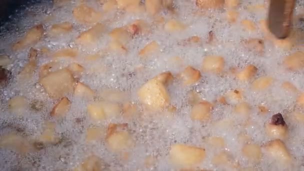 Grieben aus Schweinefett zubereiten, Grieben zubereiten, Grieben kochen — Stockvideo