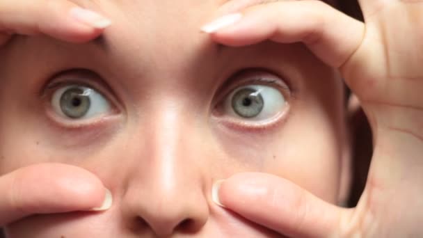 Glad ung kvinna med gröna ögon flinande — Stockvideo