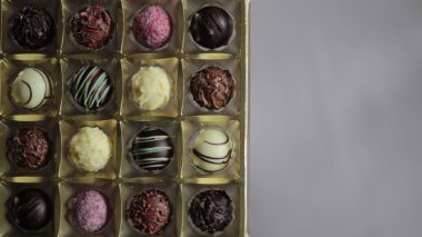 Çikolata şeker kutusu beyaz bir arka plan üzerinde