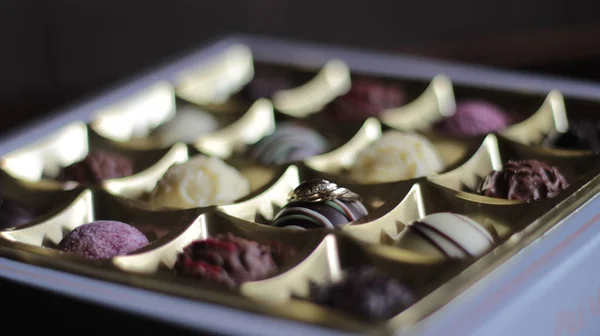 Bir lüks kutu çikolata bir altın yüzük — Stok fotoğraf