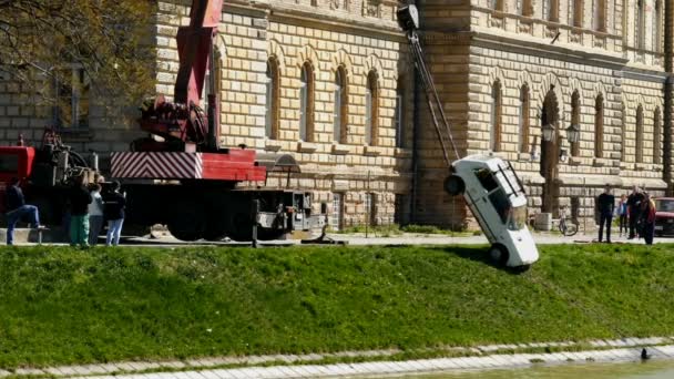 Kran lyfta bilen ur vattnet efter olyckan — Stockvideo