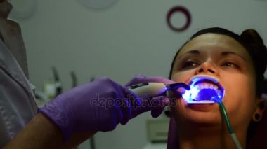 Genç bir dişi dişlerde köşeli ayraçlar yükleme