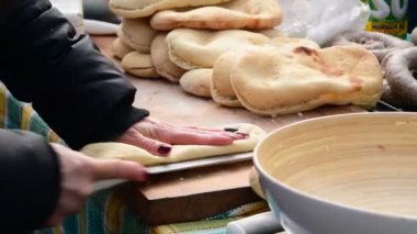 yemek tarafından ikiye bolun için buns hazırlanıyor boyuna