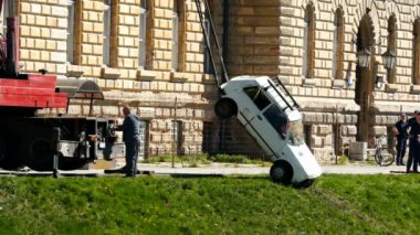 Kazadan sonra su arabadan kaldırma vinç; şehir, Zrenjanin, Voyvodina, Sırbistan, Nisan 1,2017.