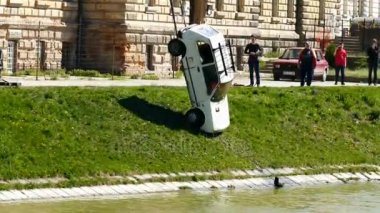 Kazadan sonra su arabadan kaldırma vinç; şehir, Zrenjanin, Voyvodina, Sırbistan, Nisan 1,2017.