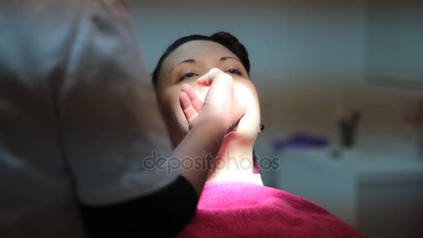 Стоматолог вражає зуб — стокове відео