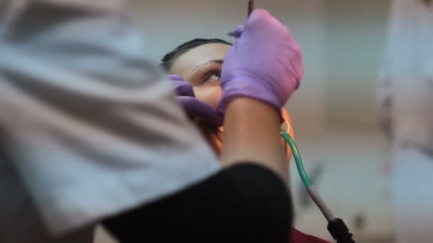 Le dentiste vérifie la morsure du patient avec un miroir dentaire — Video