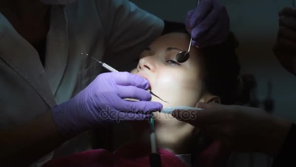 Dentista pone empastes blancos del diente, poniendo sello dental — Vídeo de stock