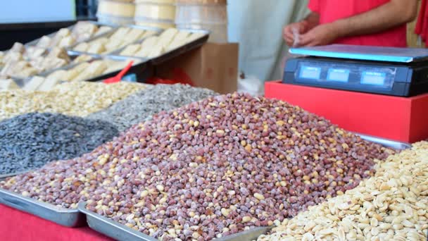 Cacahuetes y varios tipos de frutos secos en el mercado — Vídeo de stock