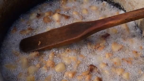 Preparazione di ciccioli di grasso di maiale, Preparazione di ciccioli di maiale, Cucinare ciccioli — Video Stock