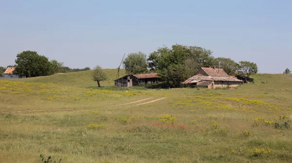 Fazenda abandonada no prado — Fotografia de Stock