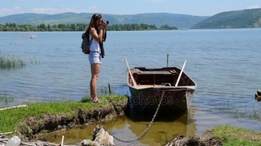 Kadınlar (araştırmacı, turist) Nehri kıyısında; fotoğraf çekimi Deliblato Sands, Sırbistan, 20 Mayıs 2017
