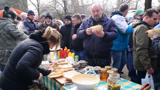 Personas que esperan comida preparada, comer y hablar — Vídeo de stock