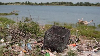 Kirli nehir banka-dunghill su