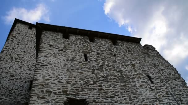 Скалистая крепость и облачное небо над ней, Врсацкий замок, средневековая крепость в Сербии, 20 мая 2017 г. . — стоковое видео