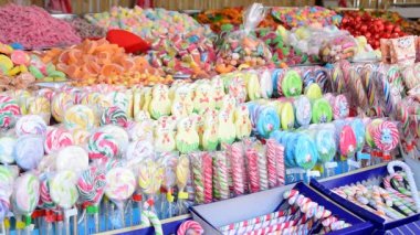 Piyasada farklı renkli lolipop