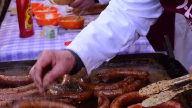 Kızarmış hamburger ve sosis