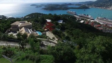 Saint Thomas Adası, tepenin üstünde güzel konak üzerinde göster