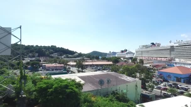 Incredibile vista attraverso l'isola di Saint Thomas, vista del porto e delle navi da crociera — Video Stock