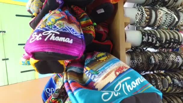 Presenter i souvenirbutiken; väskor och armband från ön Saint Thomas — Stockvideo