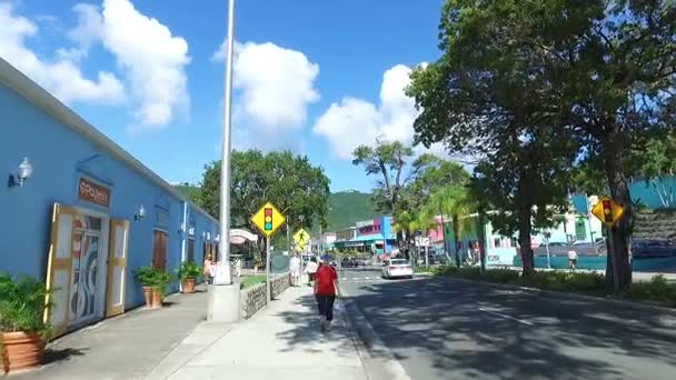 Walking tråg gatan av ön Saint Thomas — Stockvideo
