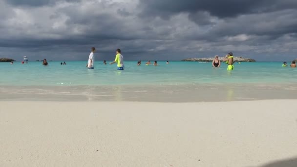 Praia de areia incrível com água pura e pessoas se divertindo — Vídeo de Stock