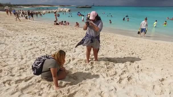 女性撮影、明るい青緑色の水と素晴らしい砂のビーチで楽しんで — ストック動画