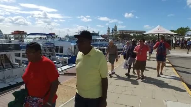 Turistas en el puerto de Bermudas — Vídeo de stock