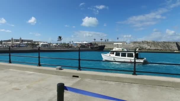 Моторний човен, які приїжджають на острів порт Бермудські острови — стокове відео