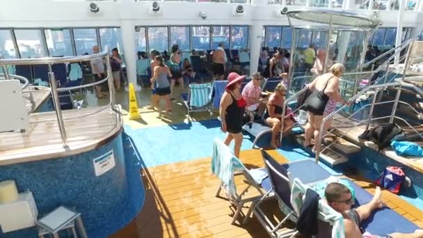 Turisti godendo sulla nave da crociera-nuoto, prendere il sole e chiacchierare — Video Stock