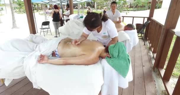 Profesjonalny masaż w ośrodku spa na plaży — Wideo stockowe