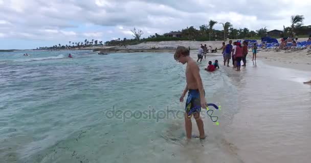 Garçon avec des ailettes et des lunettes allant dans l'eau — Video