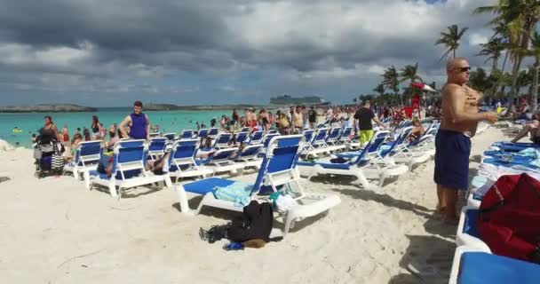 아름 다운 모래 해변에서 관광객 — 비디오