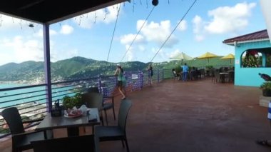 Cafe üstünde belgili tanımlık tepe ve teleferik 