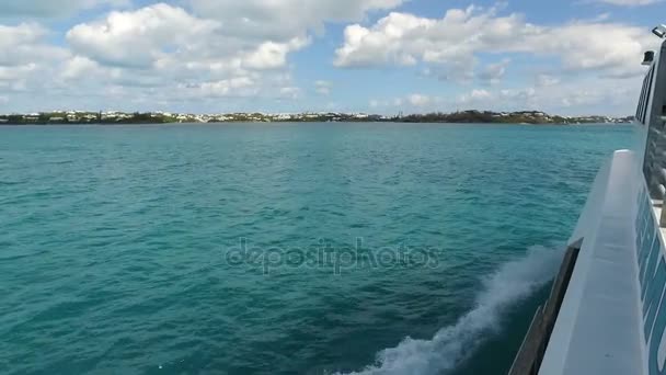 Navegación suave cerca de las islas Bermudas, olas de mar azul brillante — Vídeo de stock