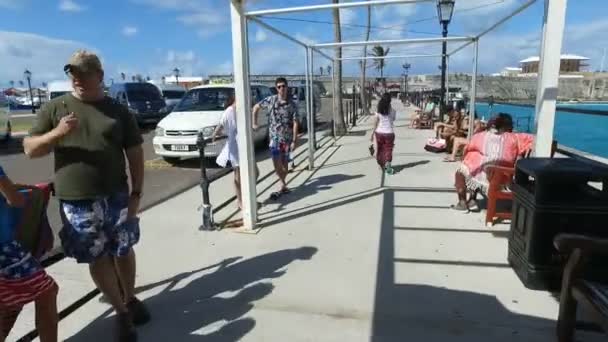 Turistas no porto de Bermudas ilha — Vídeo de Stock