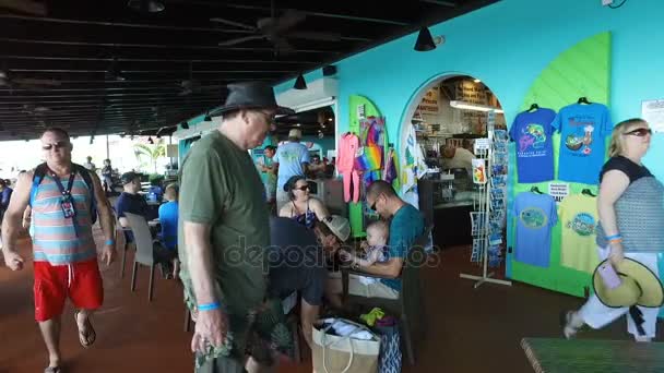 Cheerful tourists at the cafe near the souvenir shop — Stock Video