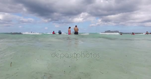 Ondas de mar puro do mar das Caraíbas, turistas no fundo — Vídeo de Stock