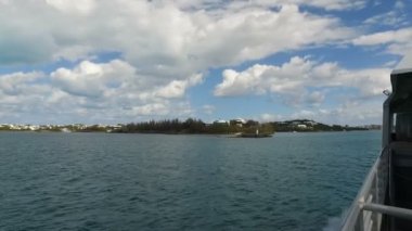 Bermuda Adaları kıyısından yelken